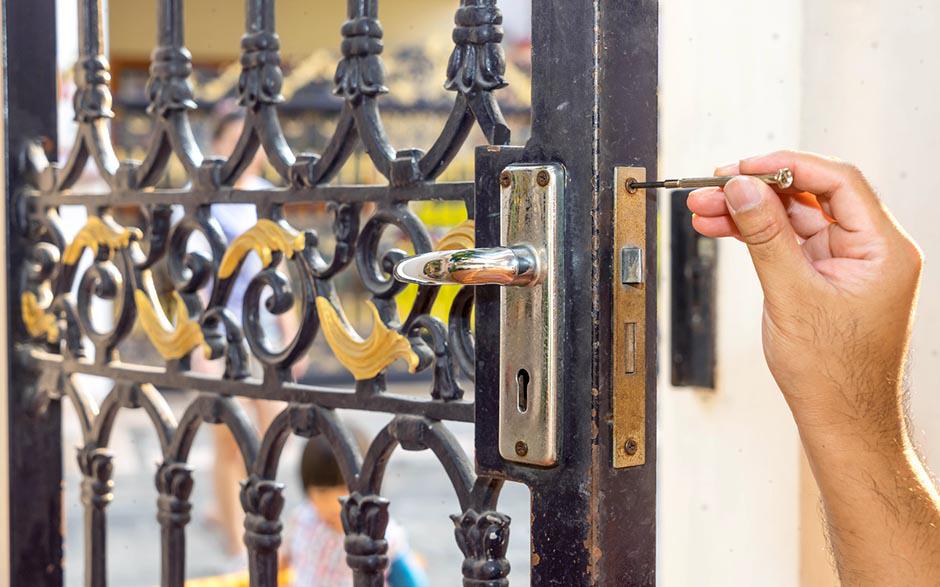 ouvrir une porte de voiture Montreuil